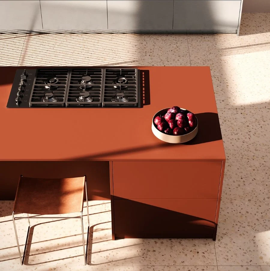 superfici materiche e colorate per la cucina