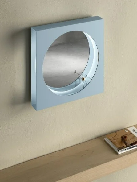 specchio in acciaio con ripiano