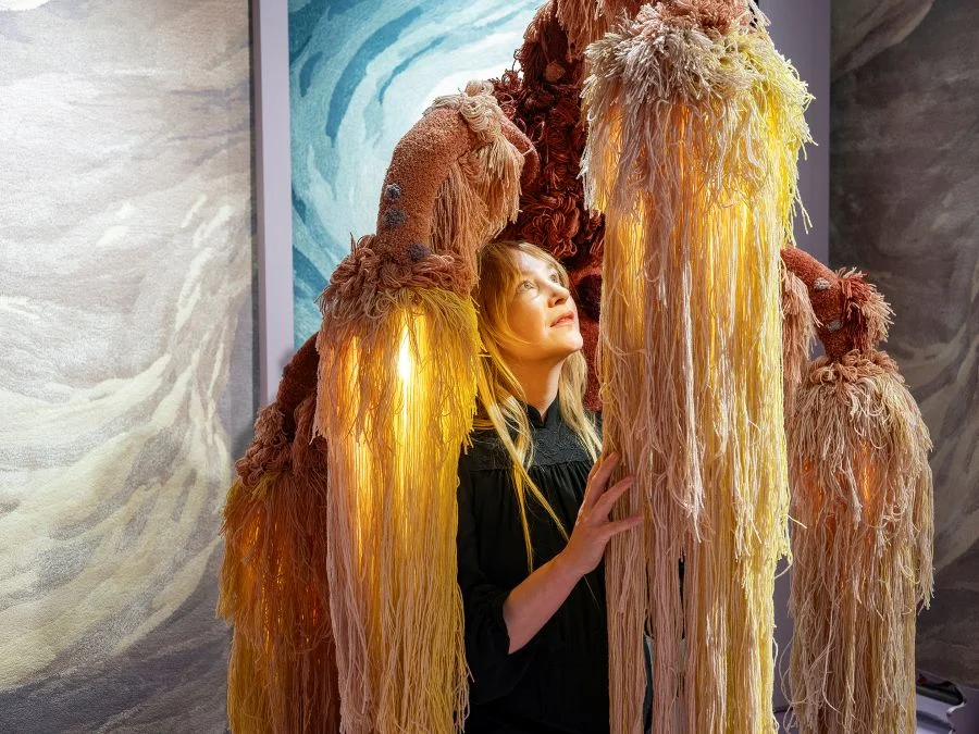 installazione tessile in showroom al fuorisalone