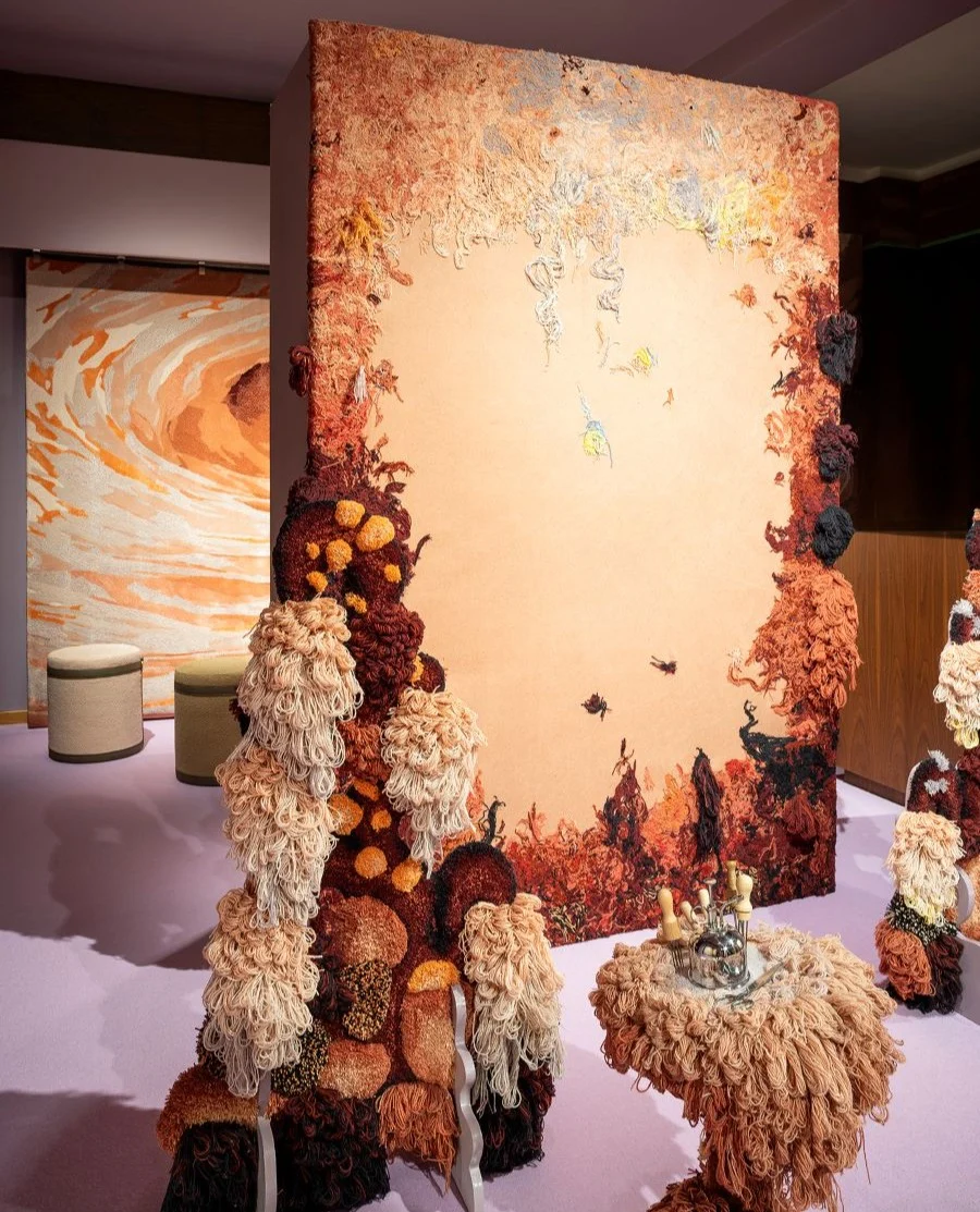 installazione tessile in showroom di Milano