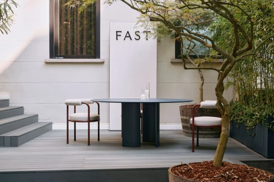 spazi outdoor con tavolo da esterno