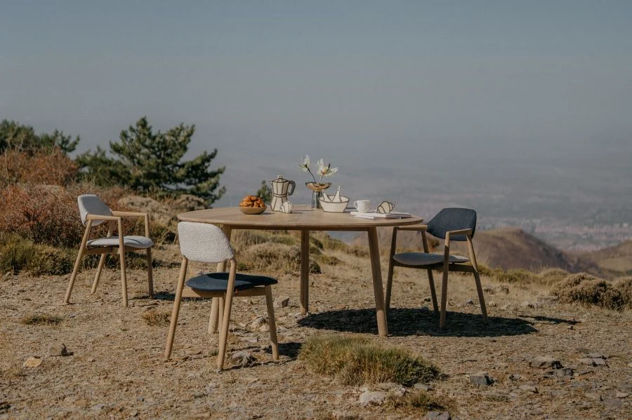 tavolo e sedie in legno