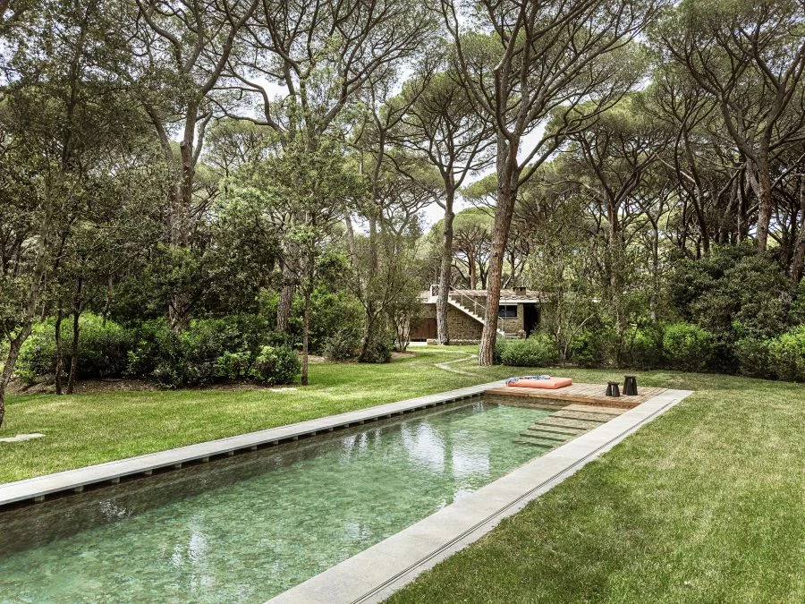 piscina nel giardino della villa ristrutturata