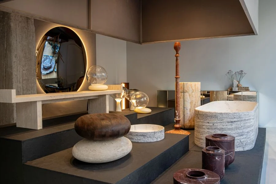 showroom zenucchi con arredi in marmo di kreoo