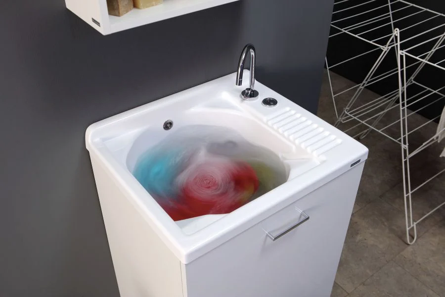 angolo lavanderia in casa con lavatoio automatico