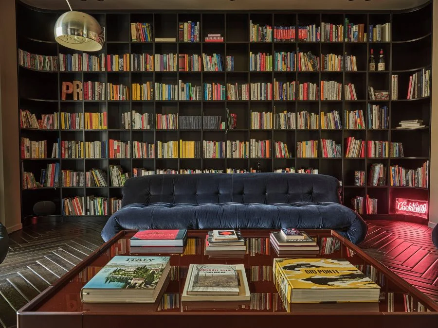 libreria e soggiorno