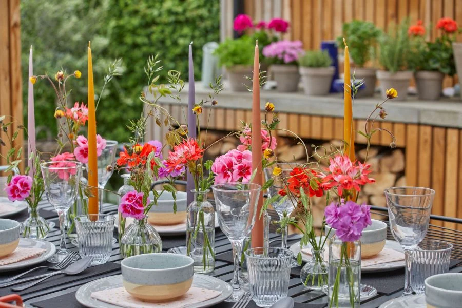 mangiare all'aperto con tavola decorata di fiori
