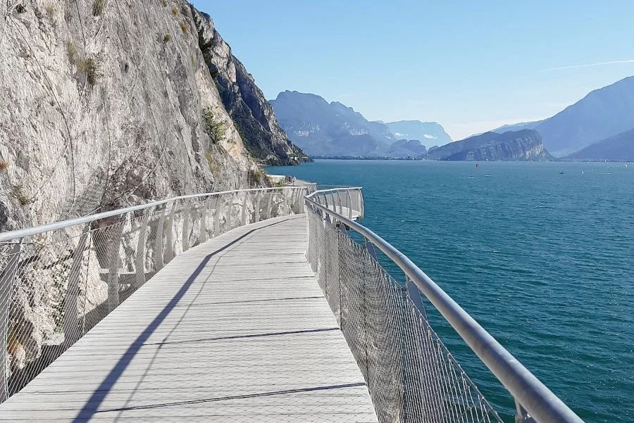ciclabile sospesa a Limone del Garda