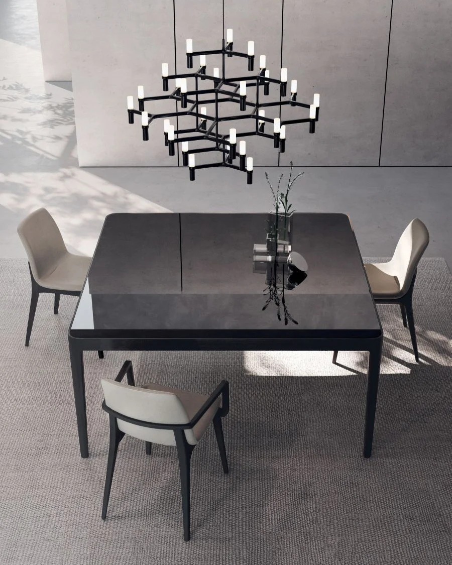 tavolo e sedie per zona pranzo e smart working